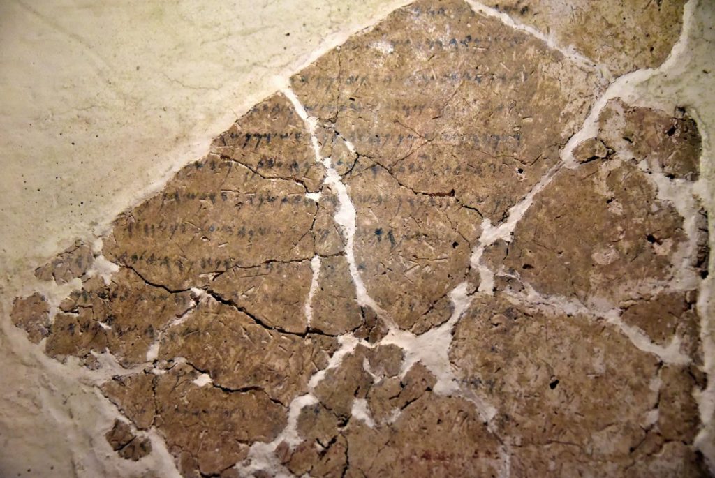 Foto da inscrição de Deir Alla, que menciona Balaão.